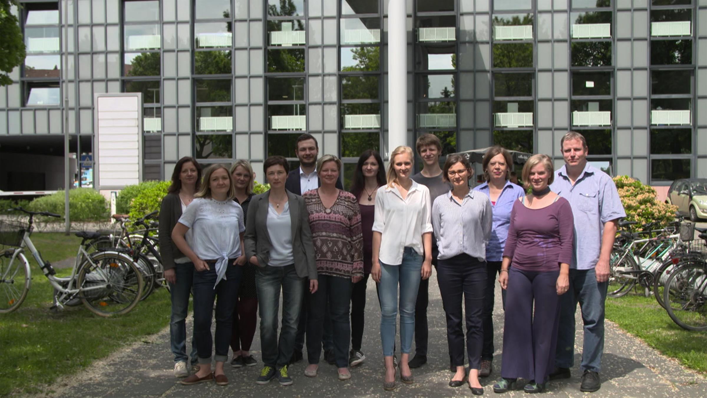 "ZDFzeit: Das verdient Deutschland - Der große Gehälter-Vergleich": Mitarbeiter einer Berliner Firma stehen in einer Gruppe vor einem Bürogebäude und schauen in die Kamera.