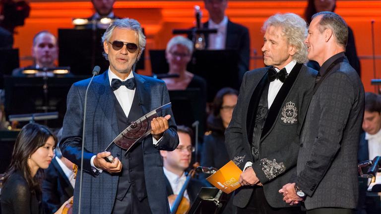 "Verleihung Echo Klassik 2016": Andrea Bocelli, Thomas Gottschalk, Henry Maske stehen nebeneinander auf der Bühne. Andrea Bocelli hält seinen Preis in der Hand.