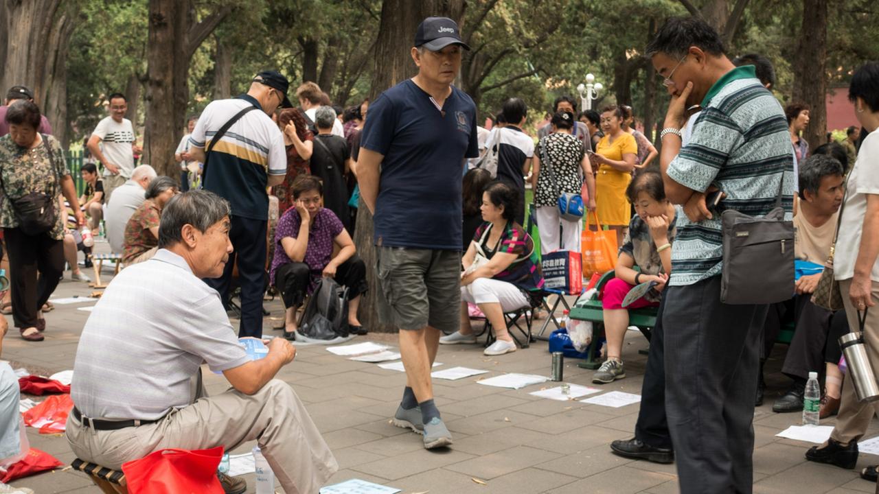 "Chinas einsame Söhne" (3sat):Jedes Wochenende findet in Peking ein Heiratsmarkt statt. Mit Hilfe kleiner Steckbriefe bieten Eltern ihre Kinder feil.