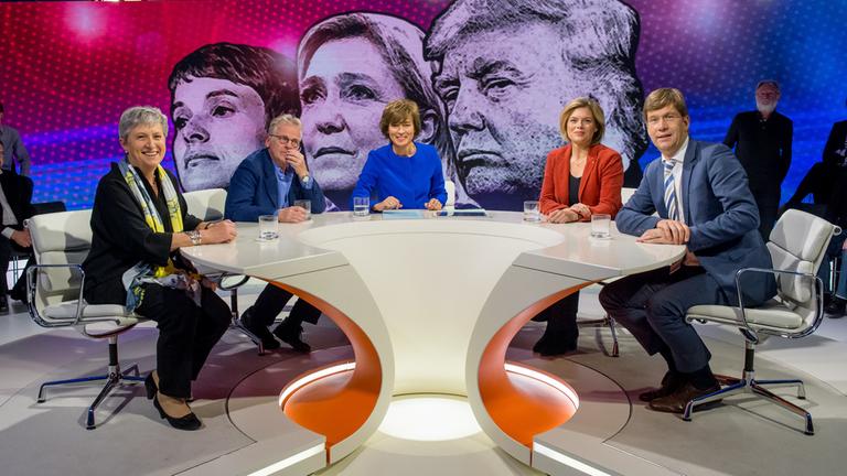 "Maybrit Illner": Sitzen in der Gesprächsrunde nebeneinander: Gisela Stuart, Daniel Cohn-Bendit , Maybrit Illner, Julia Klöckner, Christoph Schwennicke 