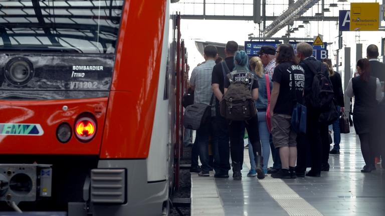 "ZDFzeit: Der große Bahn-Check": Menschen drängeln sich beim Einstieg in einen Regionalzug.