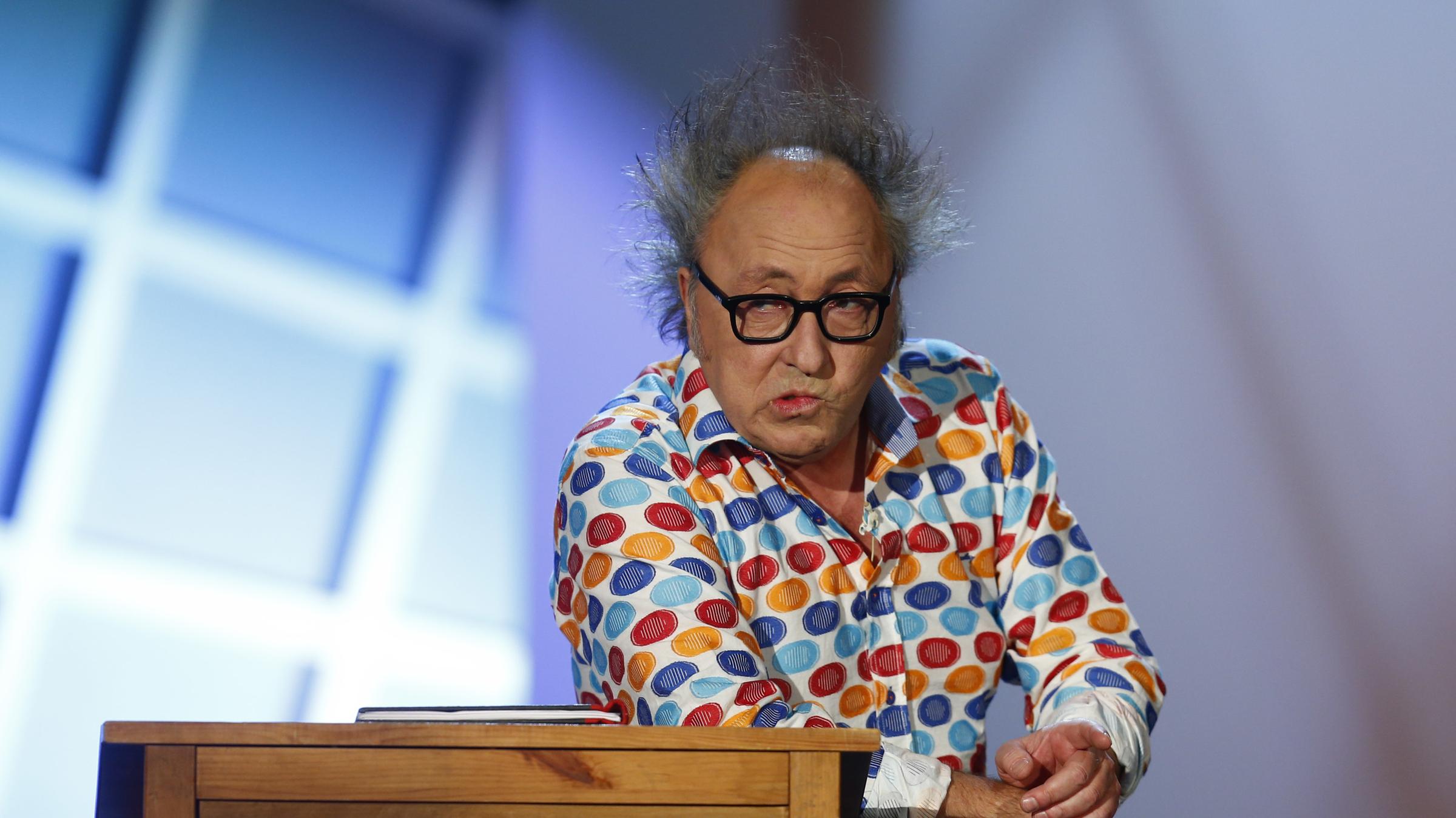 "Urban Priol: Tilt! - Tschüssikowski 2017": Urban Priol auf der Bühne hinter einem Stehpult.