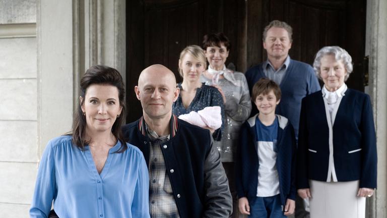 "Blutsbande - Die Geschichte einer Familie": Lea Behrwaldt (Iris Berben), Lennart Behrwaldt (Jürgen Vogel), Melanie Dombrowski (Anna Maria Mühe), Doris Dombrowski (Katharina Thalbach), Tim Dombrowski (Elias Esser), Dieter Dombrowski (Werner Wölbern), Alba Behrwaldt (Marie Anne Fliegel) stehen für ein Gruppenfoto zusammen und blicken in die Kamera