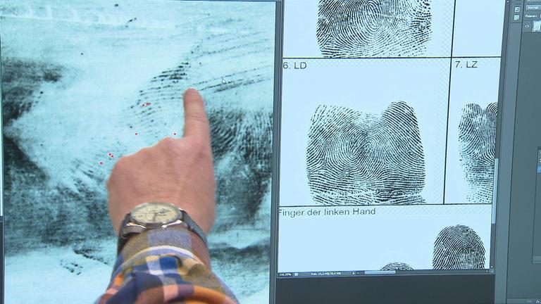 "ZDF.reportage: Tatort Wohnzimmer - Einbruchsermittler auf Spurensuche": Fingerabdrücke auf einem Bildschirm.