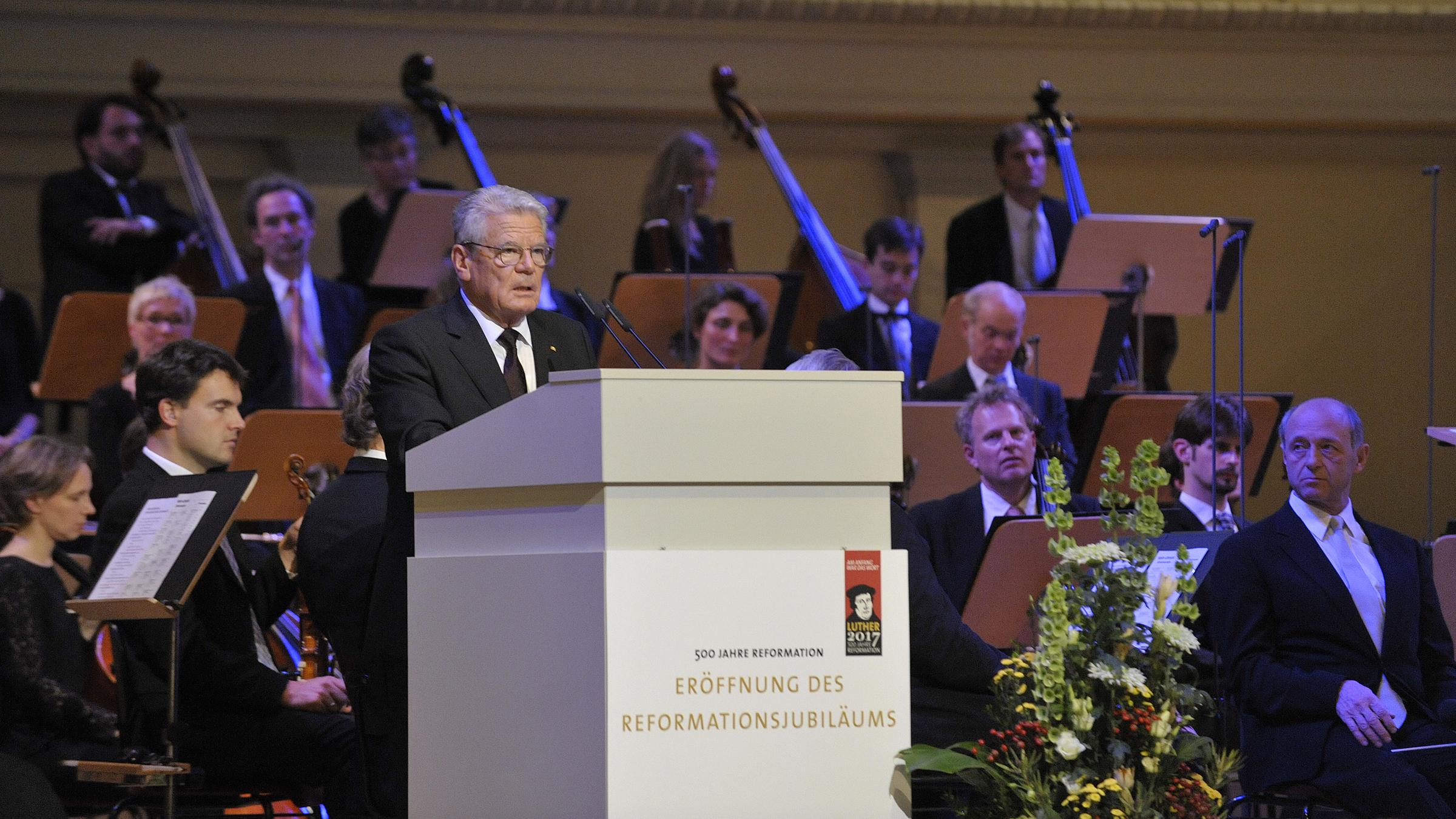 "500 Jahre Reformation - Start ins Jubiläumsjahr. Übertragung aus dem Konzerthaus Berlin." Joachim Gauck steht am Rednerpult. Im Hintergrund das Orchester.