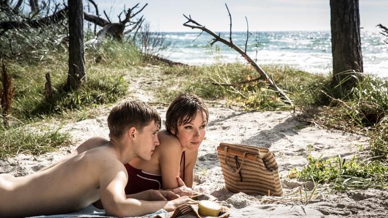 "Schweigeminute": Christian (Jonas Nay) und Stella Petersen liegen zusammen am Strand.