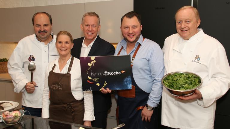 "Kerners Köche": Stehen nebeneinander: Johann Lafer, Cornelia Poletto, Johannes B. Kerner, Sebastian Lege und Alfons Schubeck