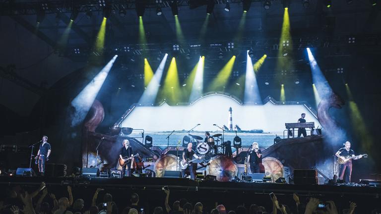 "Santiano - Von Liebe, Tod und Freiheit": Die Band spielt auf der Bühne.