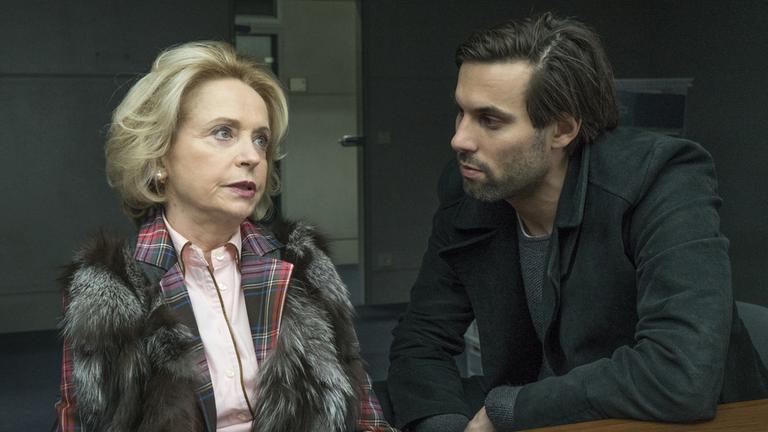 „Laim und die Zeichen des Todes“: Lukas Laim (Max Simonischek) befragt seine Mutter Marlene Laim (Gisela Schneeberger) zu seinem neuesten Fall.