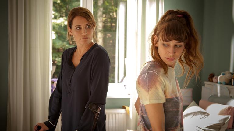 "Zweitbettzimmer": Konstanze (Anja Kling) und Jaqueline (Carol Schuler) stehen in ihrem Zimmer in der Reha-Klinik.