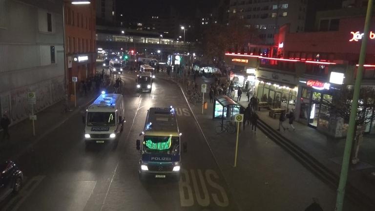 "ZDFzeit - Wie viel Polizei braucht Deutschland?": Mannschaftswagen der Berliner Polizei am Cottbusser Platz in Berlin.