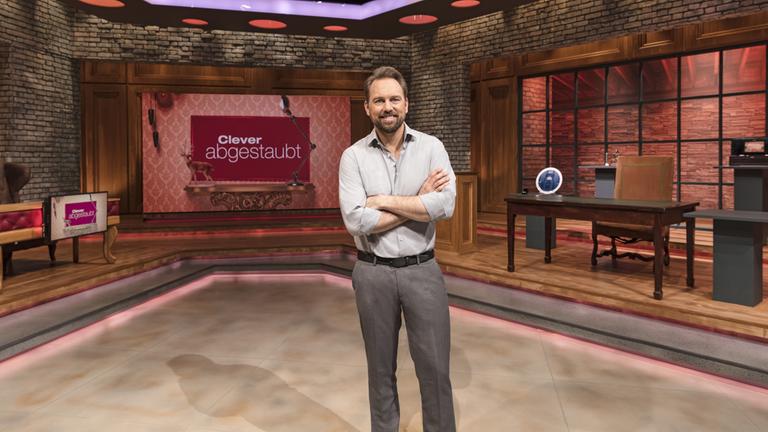 "Clever abgestaubt": Steven Gätjen steht in der Studiodeko.