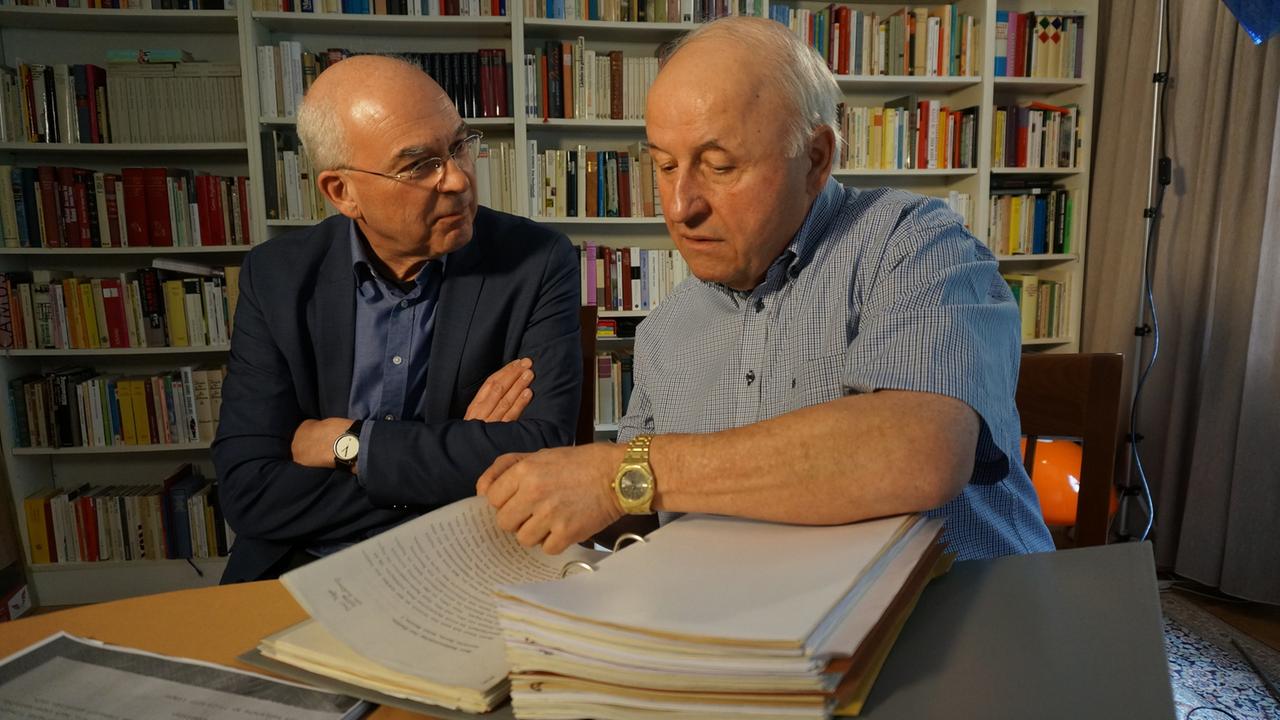 "Wer erschoss Siegfried Buback?": Christhard Läpple im Interview mit Michael Buback vor einer Bücherwand im Arbeitszimmer von Michael Buback.