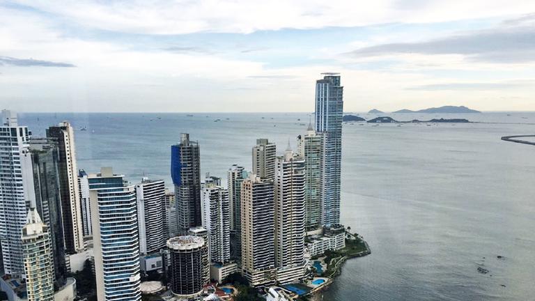"ZDFzoom: In den Fängen der Abzocker":  Blick auf die Skyline von Panama-City.