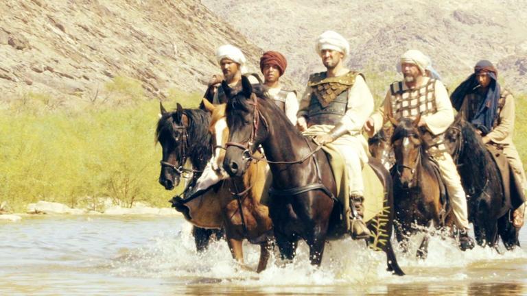 "Terra X: Mohammeds verfeindete Erben": Sechs Männer reiten auf Pferden im Wasser.