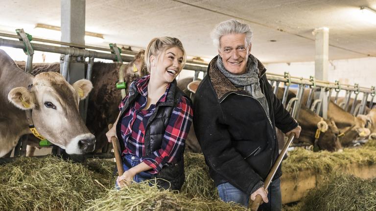 "Beatrice Egli - Ein Frühlingstag in der Schweiz": Beatrice Egli und Max Moor packen im Kuhstall mit an.