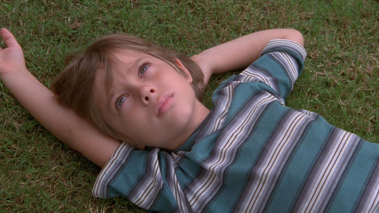 "Boyhood": Mason (Ellar Coltrane) liegt auf einem Rasen und sieht nach oben.