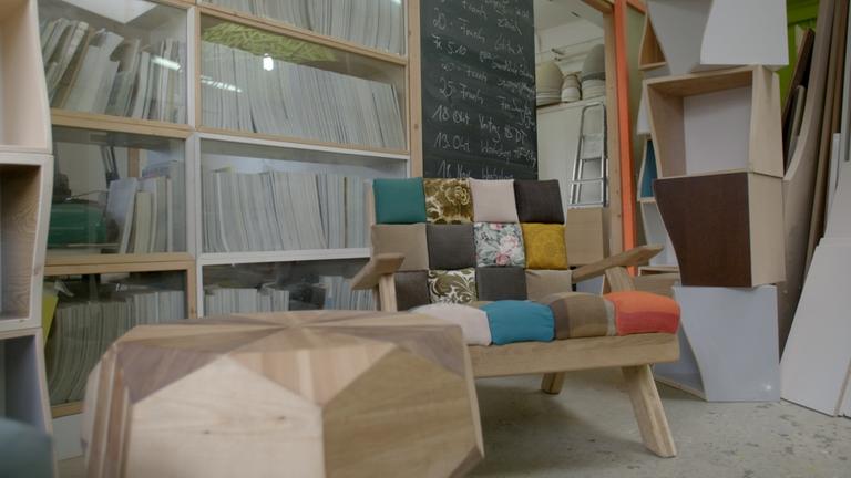 "planet e.: Eine Welt ohne Müll": Aufnahme von Designobjekten aus Sperrmüll in einer Lagerhalle.