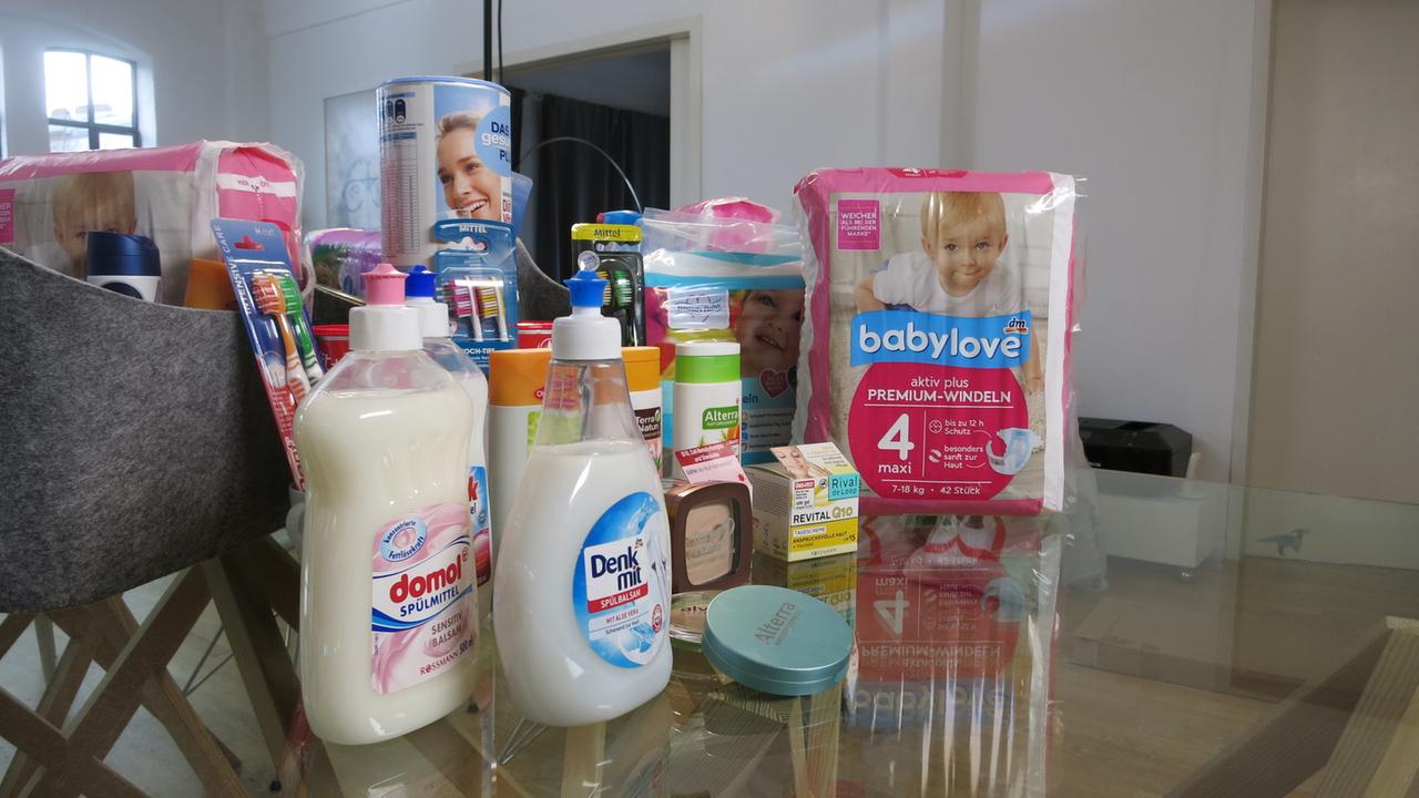 "ZDFzeit: Rossmann, dm & Co. - Der große Drogeriemarkt-Test": Diverse Drogeriemarkt-Produkte auf einem Glastisch drapiert.
