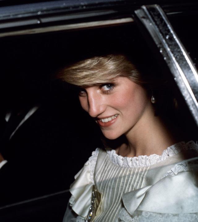 "ZDFzeit Dianas Vermächtnis - Das Geheimnis der unglücklichen Prinzessin": Prinzessin Diana lächelt aus dem Fenster eines Autos in die Kamera