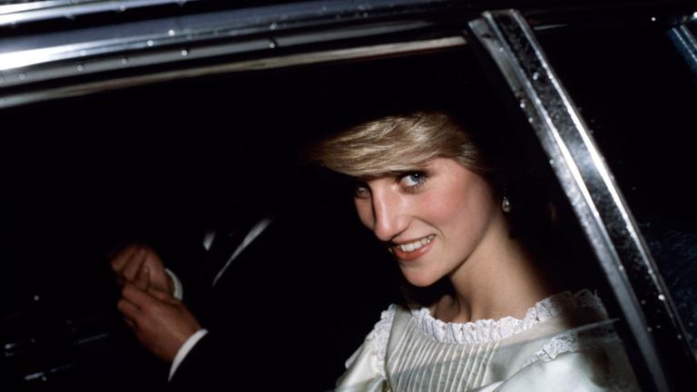 "ZDFzeit Dianas Vermächtnis - Das Geheimnis der unglücklichen Prinzessin": Prinzessin Diana lächelt aus dem Fenster eines Autos in die Kamera