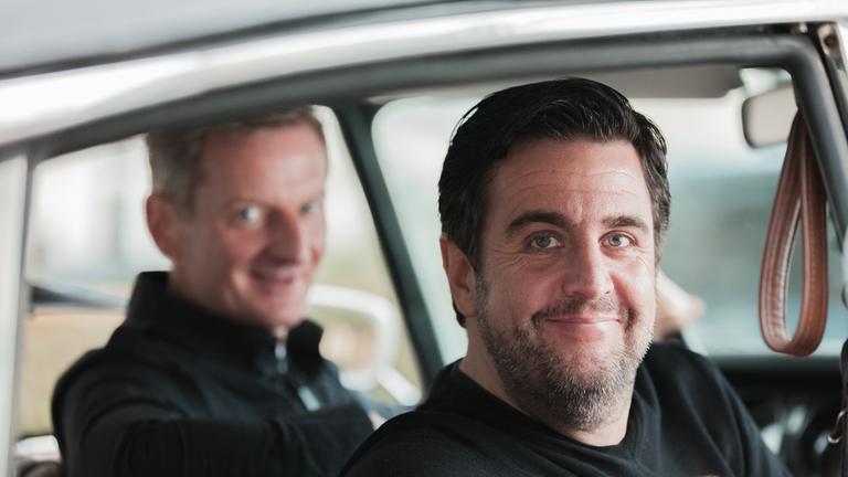 "Sitzheizung gibt’s nicht“: Michael Kessler und Bastian Pastewka sitzen in einem Auto.