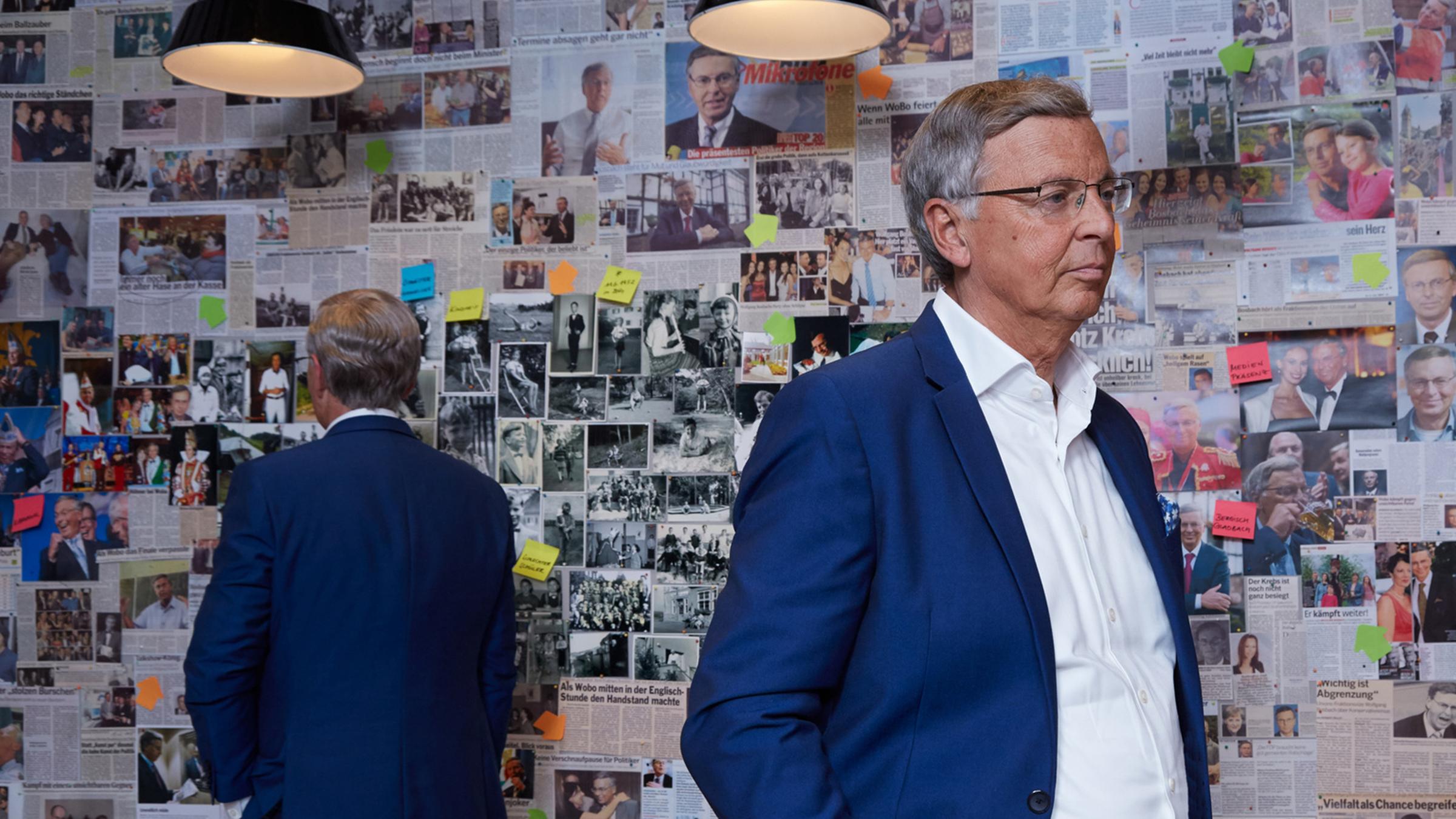 "Kessler ist... - Wolfgang Bosbach": Michael Kessler und Wolfgang Bosbach stehen vor der Fotowand.