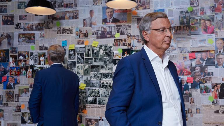 "Kessler ist... - Wolfgang Bosbach": Michael Kessler und Wolfgang Bosbach stehen vor der Fotowand.