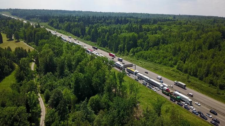 "ZDF.reportage: Sommer, Sonne, Superstau": Stau auf der A8 bei Pforzheim von oben.