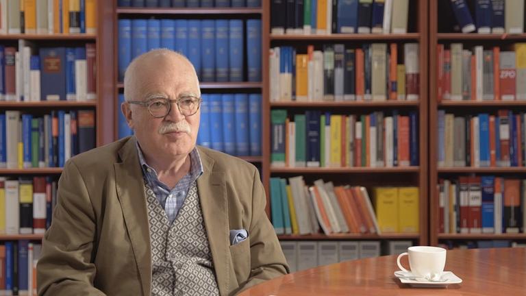 "Die sieben größten Tricks der Populisten": Peter Gauweiler sitzt an einem Tisch vor einer Bücherwand.