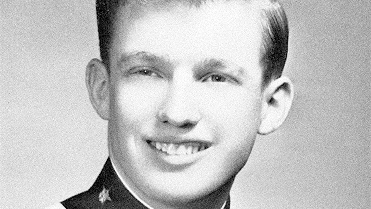 "Die Trumps - Aus der Pfalz ins Weiße Haus": Nahaufnahme von Donald Trump als junger Mann in Uniform.