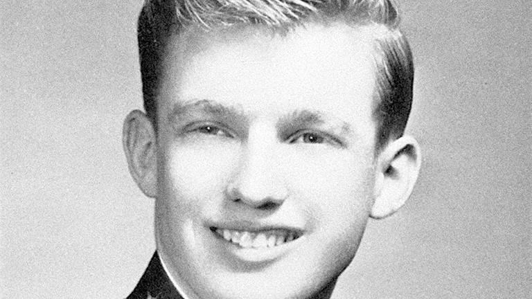 "Die Trumps - Aus der Pfalz ins Weiße Haus": Nahaufnahme von Donald Trump als junger Mann in Uniform.