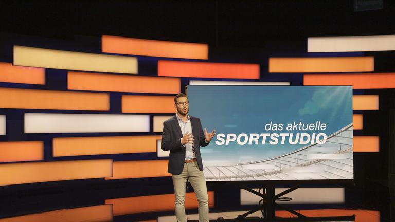 das aktuelle sportstudio: Sven Voss in Studio-Deko.