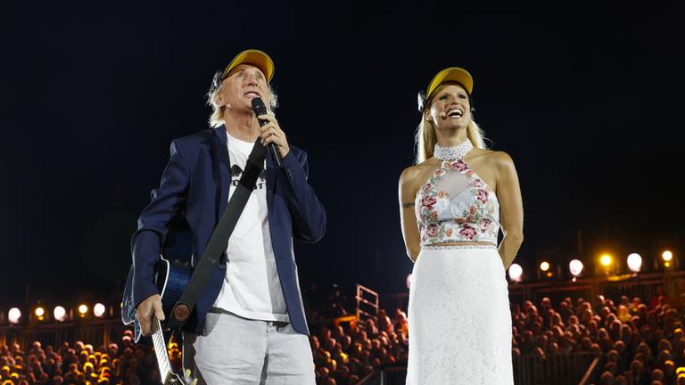 "Das große Sommer-Hit-Festival 2017": Otto Waalkes und Michelle Hunziker stehen nebeneinander auf der Bühne.
