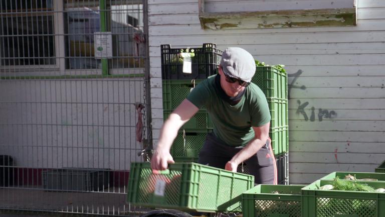 "plan b: Lieferhelden - Wege aus dem Zustellwahnsinn": GartenCoop-Mitglied Fabian Kern beim Ausliefern von Gemüsekisten.