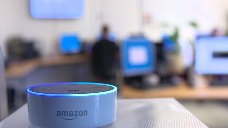 "WISO-Dokumentation: Amazon - gnadenlos erfolgreich": Nahaufnahme eines Amazon-Echo-Dots.