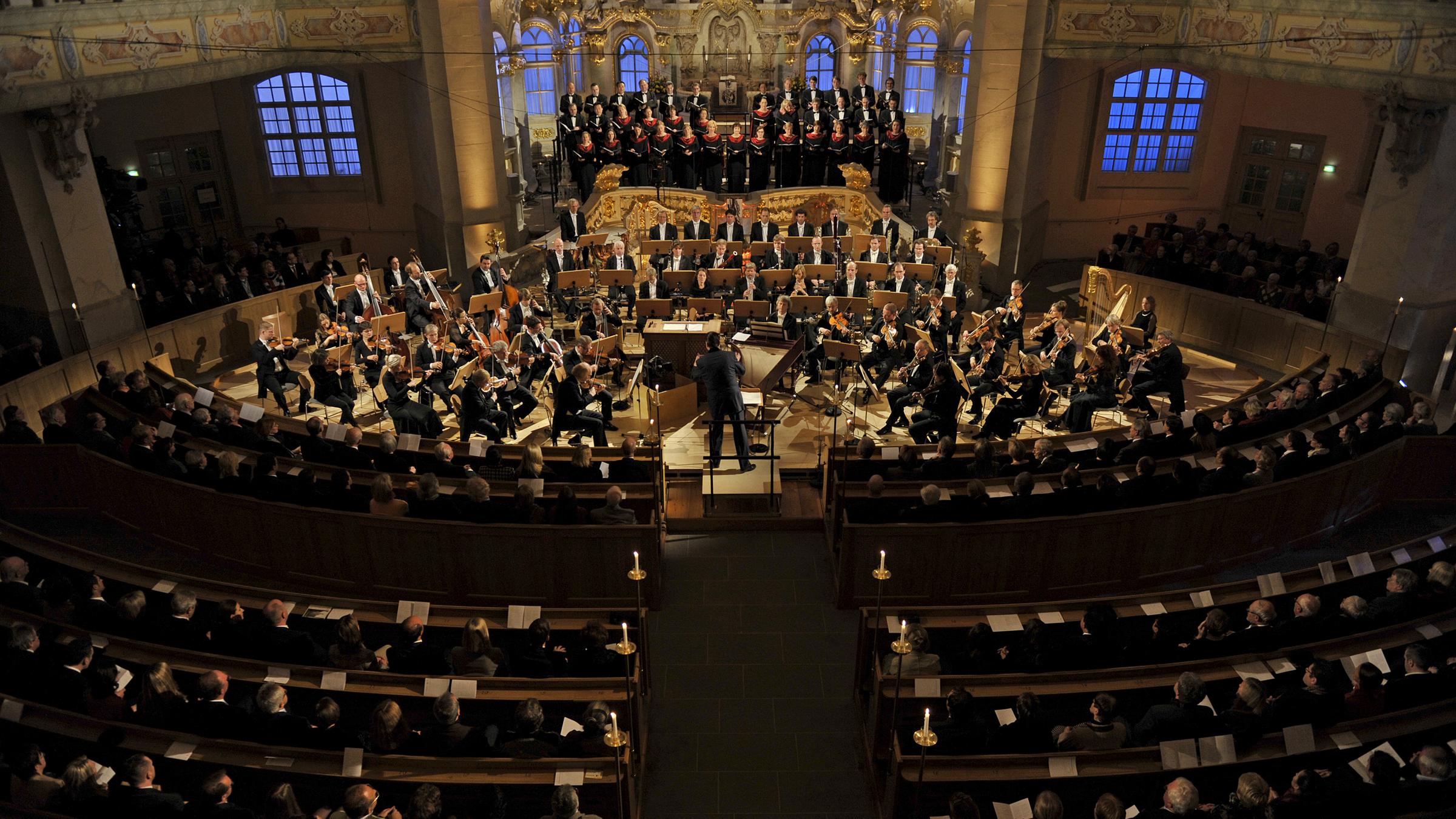 "Adventskonzert aus Dresden": Innenraum der Dresdner Frauenkirche. Im Vordergrund Orchester und Chor mit Dirigent. Dahinter in den Bänken sitzt das Publikum.