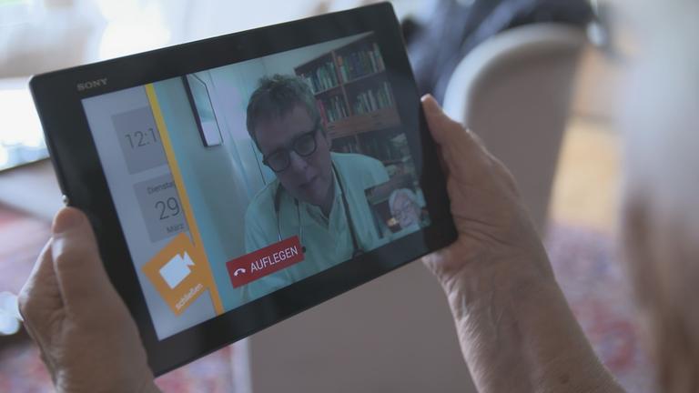 "ZDFzeit - Wie gut sind unsere Ärzte?": Arzt ist auf Tablett-Bildschirm zu sehen.
