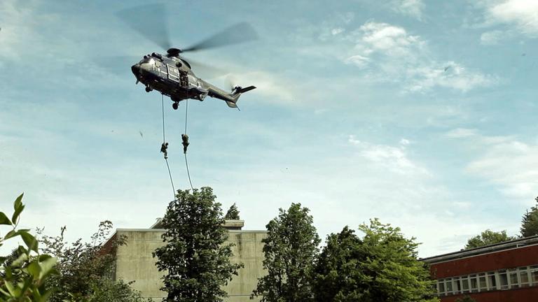 "ZDFzoom: Das Drehbuch des Terrors": Zwei Bundespolizisten seilen sich aus einem Hubschrauber ab.