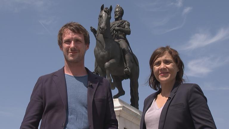 "Den Humboldts auf dere Spur" (3sat):  Die Kulturhistoriker David Blankenstein und Bénédicte Savoy. Im Hintergrund eine Reiterstatue.