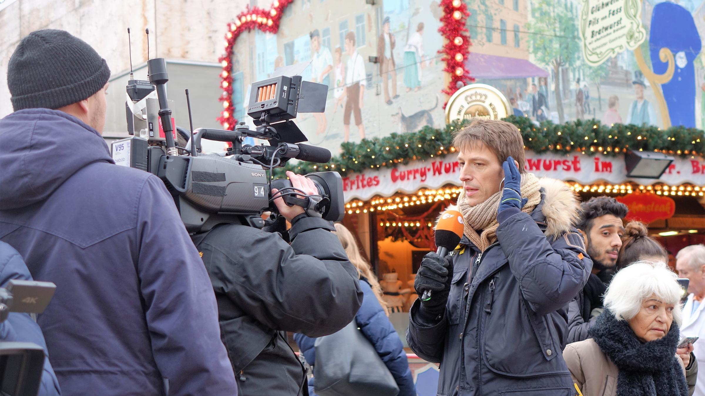 "Berlin Breitscheidplatz - Leben nach dem Attentat": Autor Carsten Behrendt steht am Breitscheidplatz in Berlin vor der Fernsehkamera.