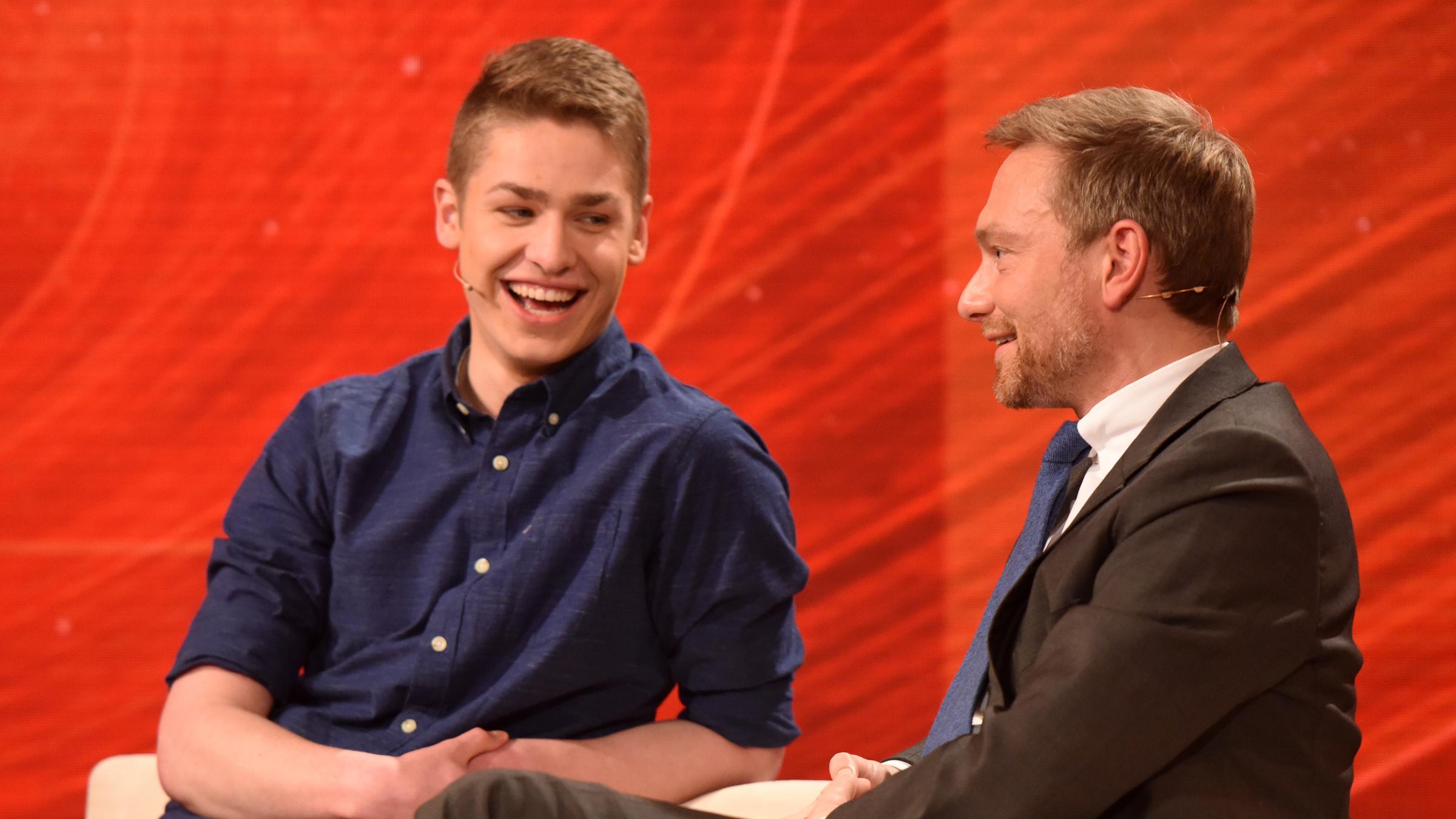 "Menschen 2017": Alexander Jorde und Christian Lindner im Talk. Sitzend vor rotem Hintergrund.