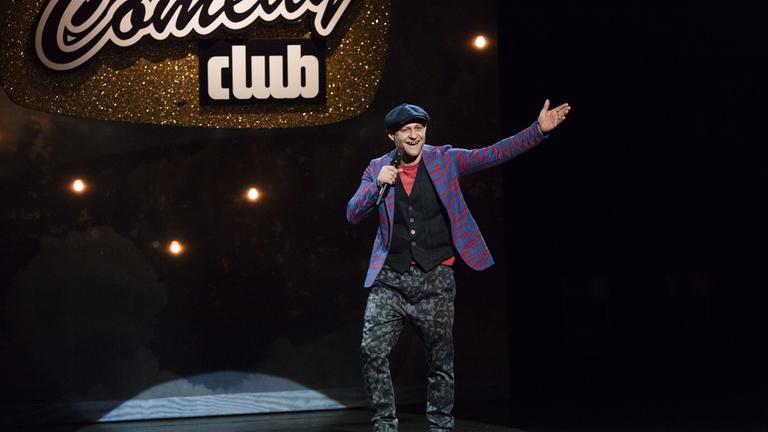 "Nachtschicht - Ladies First": Jacky Herbst (Jürgen Vogel) steht auf der Bühne des Comedy Clubs.