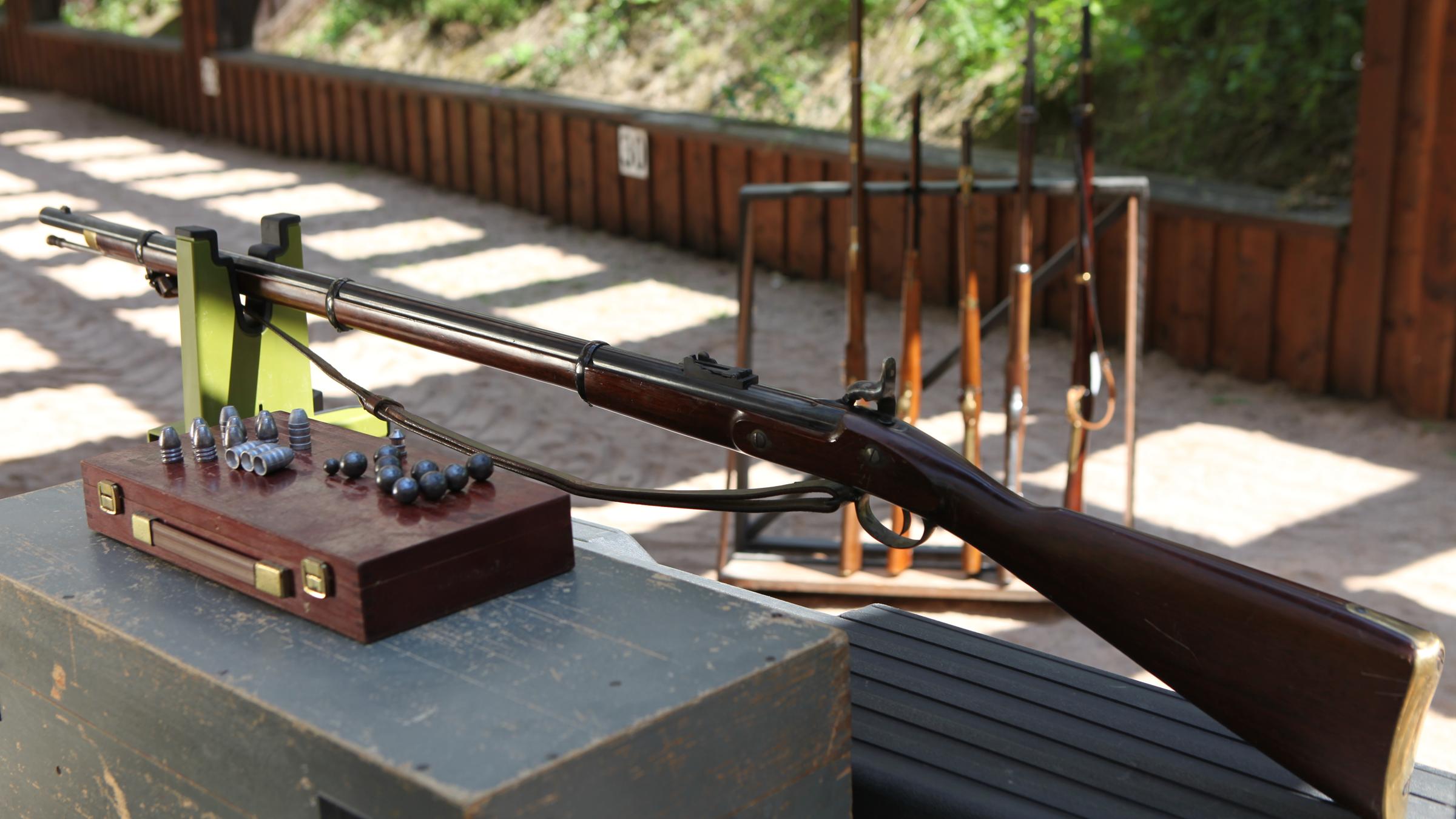 "Von der Keule zur Rakete - Die Geschichte der Gewalt: Angriff aus der Luft": Eine Enfield Dreiband-Rifle aus dem 19. Jahrhundert mit Perkussionsschloss. Daneben gegossene Bleikugeln und konische Minié-Geschosse.