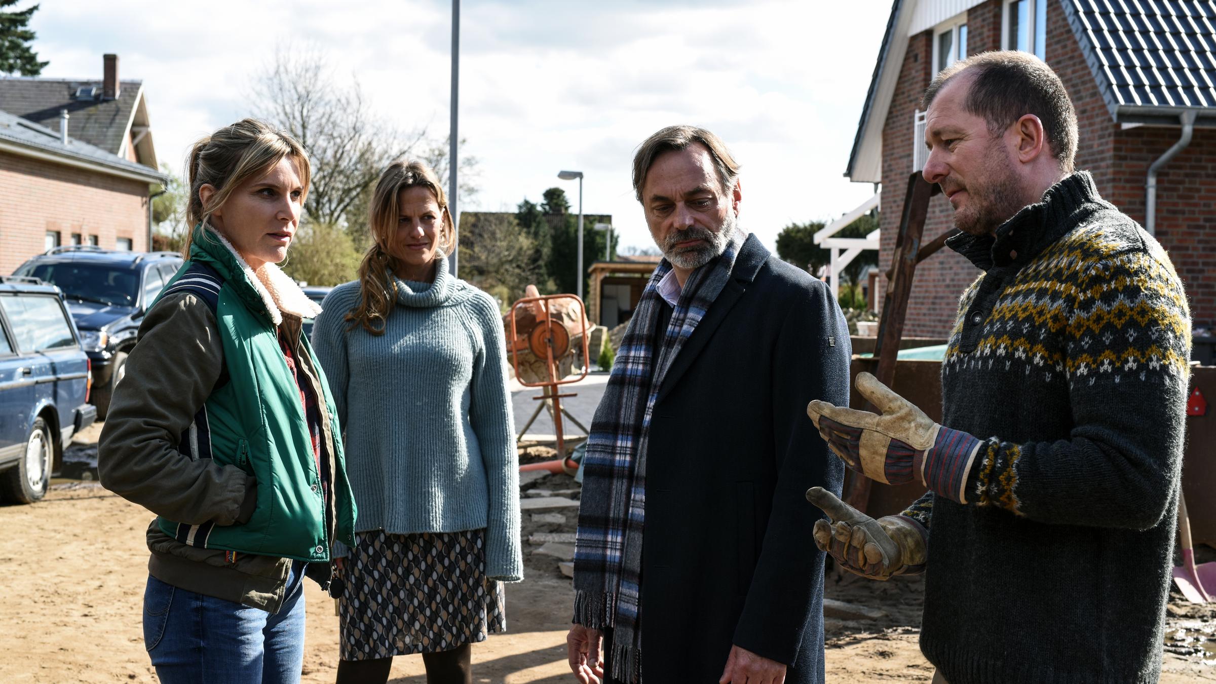 "Unter anderen Umständen – Das Geheimnis der Schwestern": Katharina Seidel (Nele Mueller-Stöfen), Sybille Barghaus (Janna Striebeck), Thomas Reuss (Peter Benedict) und Andreas Seidel (Martin Lindow) stehen vor einem Haus und sprechen miteinander.