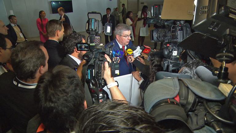 "ZDFzoom: Das System Olympia - Gier, Geld und Macht?": IOC-Präsident Thomas Bach steht in einer Menge von Foto- und TV-Journalisten.