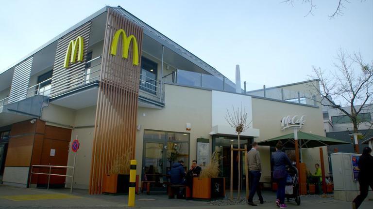 "Schatten des Verbrechens - Der Amoklauf am OEZ München": Seitenansicht des McDonald's-Restaurants.