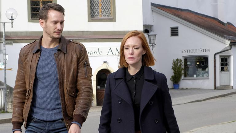 "Mordkommission Königswinkel": Julia Bachleitner (Lavinia Wilson) und Thomas Stark (Vladimir Burlakov) laufen nebeneinander die Straße entlang.