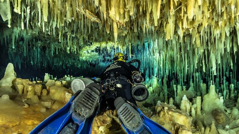  "Terra X - Abenteuer Karibik":  Ein Taucher schwimmt in einer Höhle voller Stalagmiten und Stalaktiten.