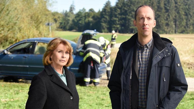 "Unter Verdacht - Verlorene Sicherheit (1)": Der Wagen mit der Leiche wird geborgen. Dr. Eva Maria Prohacek (Senta Berger) und André Langner (Rudolf Krause) verfolgen dies ein wenig abseits.